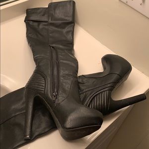 Woman’s knee high boots all leather black size 7